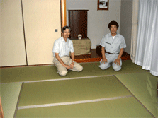 新しい畳の上で施主様と能登畳店店長