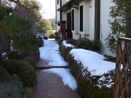 現場は雪景色画像